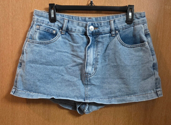 SHEIN Light Wash Denim Mini Skort Blue Mid Rise Button Zip Pockets Women's 32"