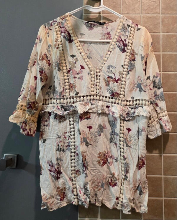 Doe & Rae Women's Medium Cream Floral Bohemian Peasant Blouse w/ Crochet Trim