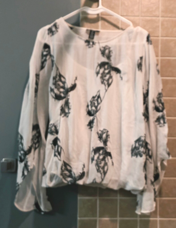 Alfani Women's M Black/White Floral Embroidered Bell Sleeve Bubble Hemmed Blouse