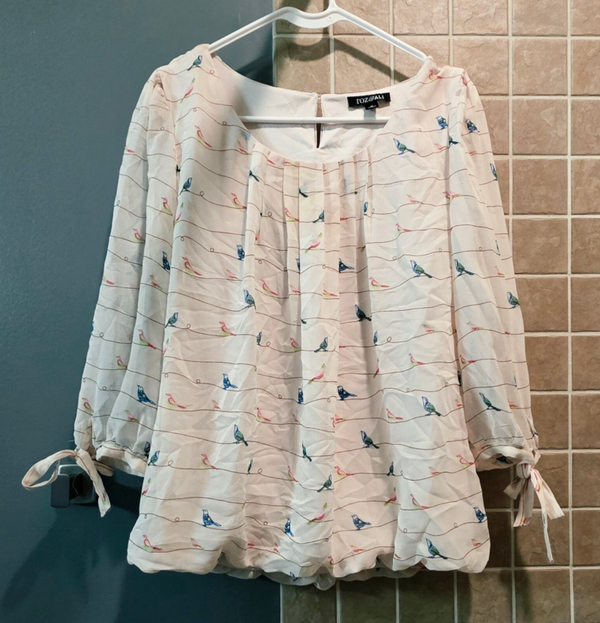 Roz & Ali Women's Medium Cream Bird Print Bubble Hemmed Blouse