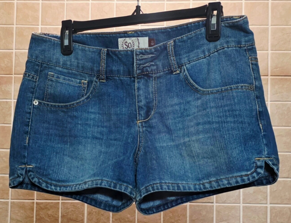 SO Blue Denim Juniors 11 Mid Rise Button 5-Pocket Medium Wash Shorts
