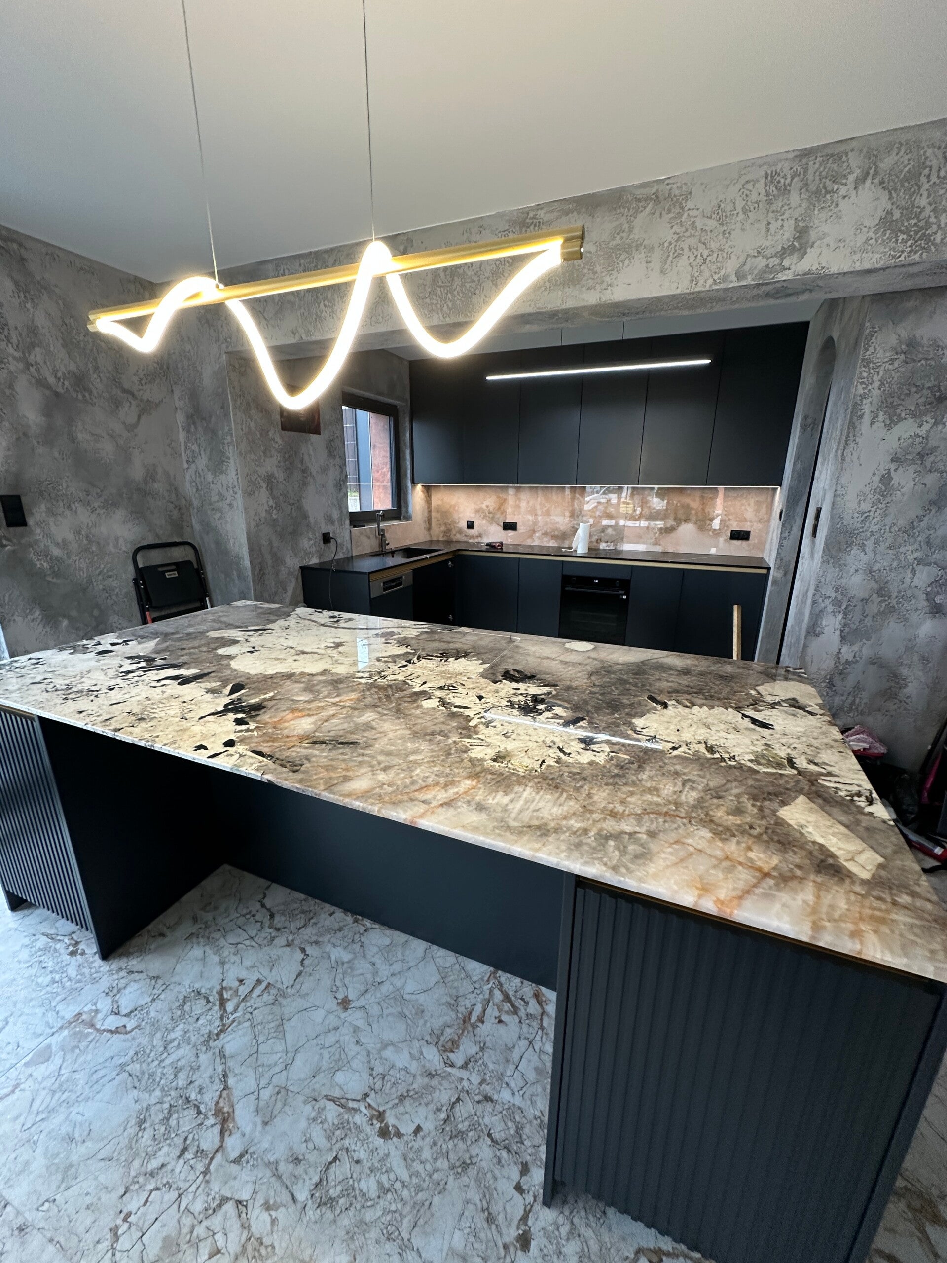 Kuchnia z czarnymi frontami i jasnym blatem – Trójmiasto