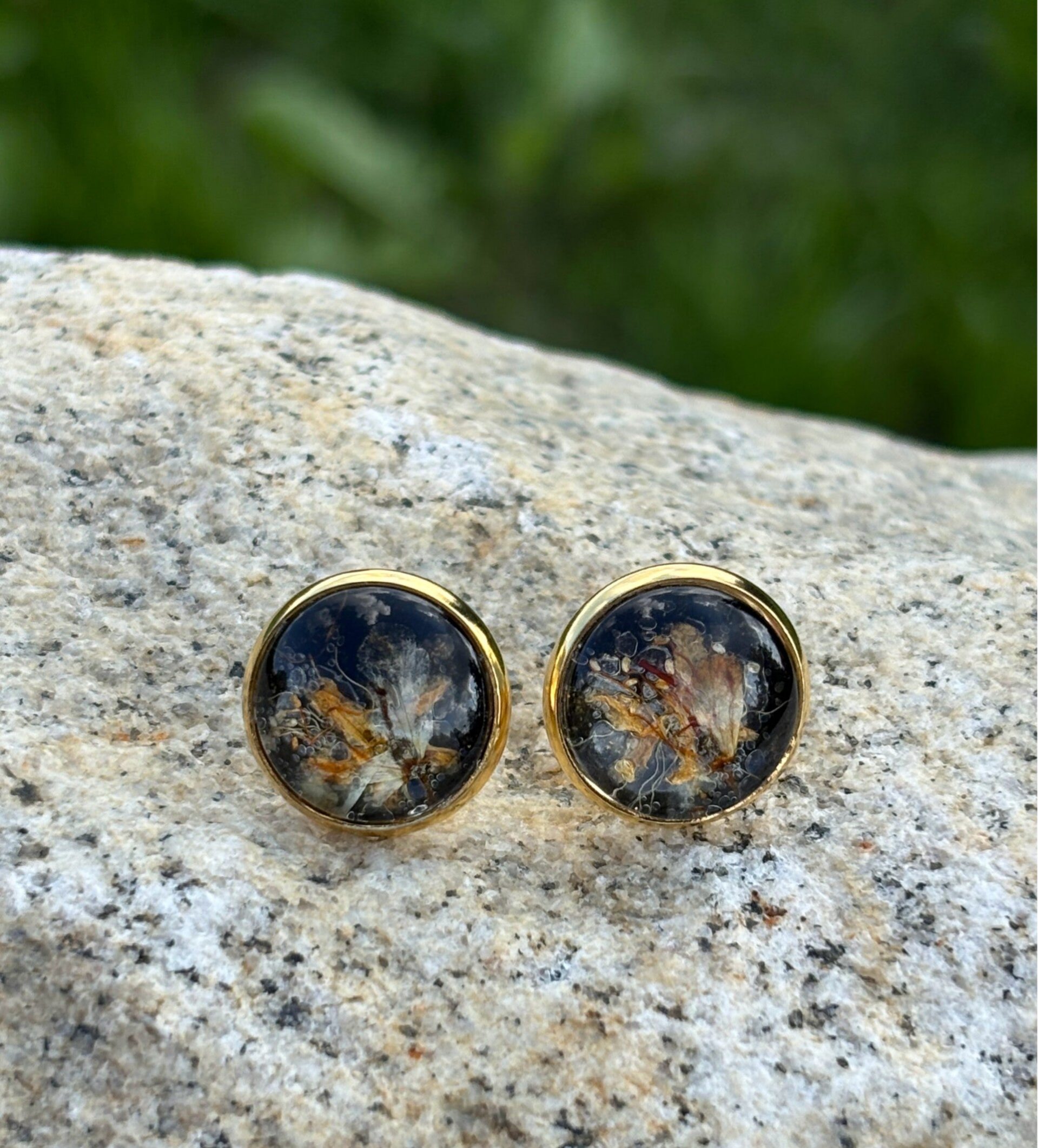 Suopursu kullattu nappikorvakoru musta S