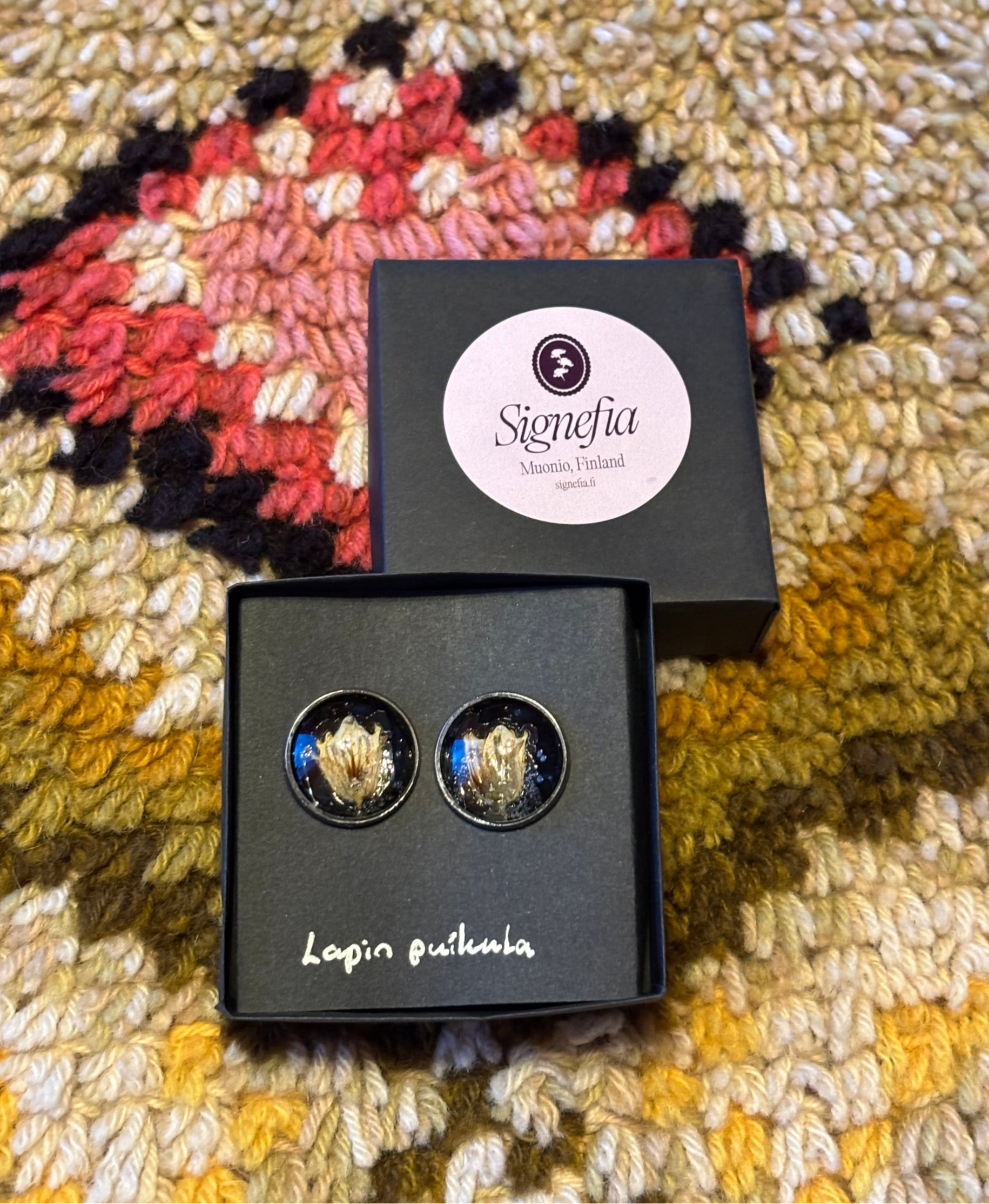 Lapin Puikula XL musta nappikorvakoru