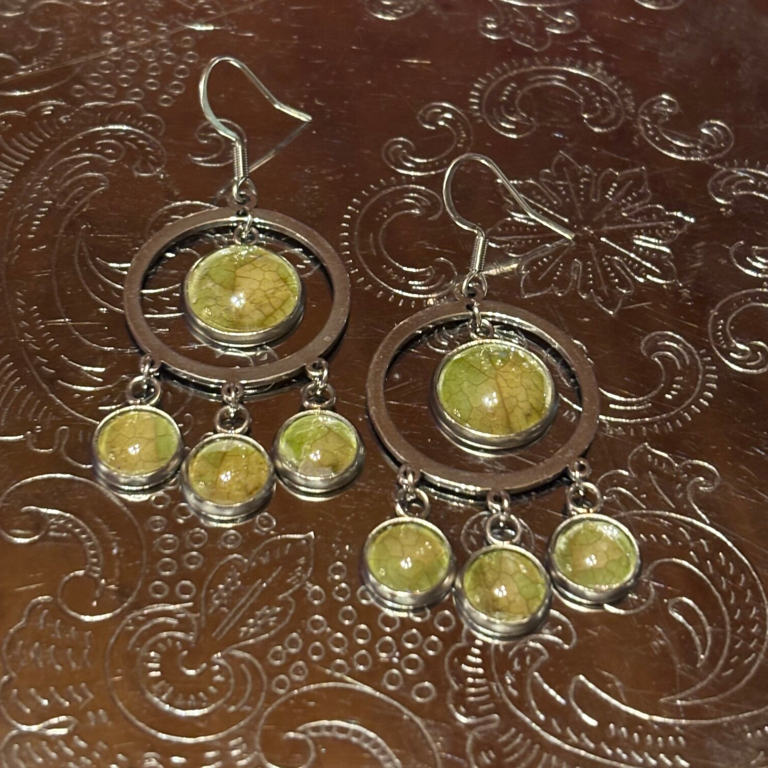 Mustaherukanlehti neljän kapussin korvakoru