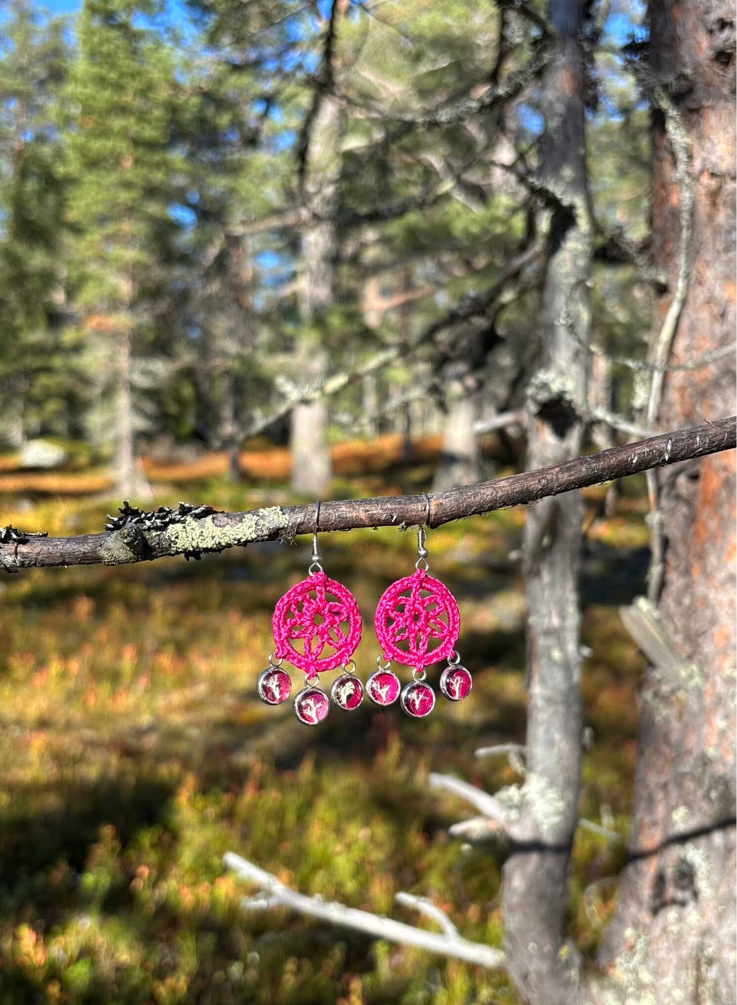 Serafina palleroporonjäkälä ruusunterälehdellä pieni pinkki korvakoru