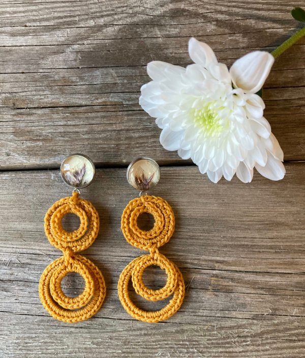 Aune Sofia Lapinkastikka ruusunterälehdellä okrankeltainen nappikorvakoru tuplarenkaat