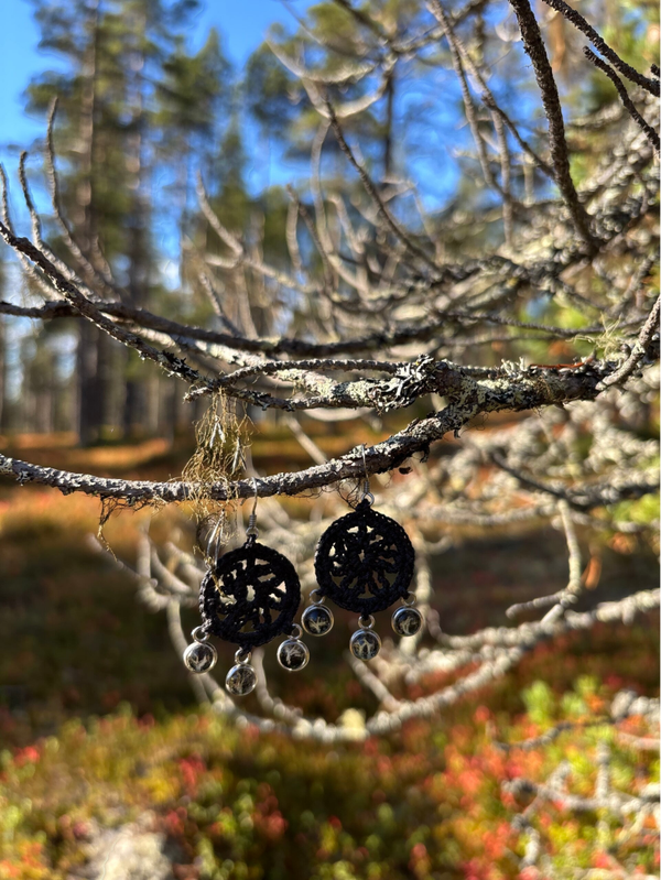 Serafina palleroporonjäkälä pieni musta korvakoru