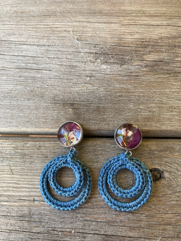 AuneSofia Kanerva ruusunterälehdellä sininen