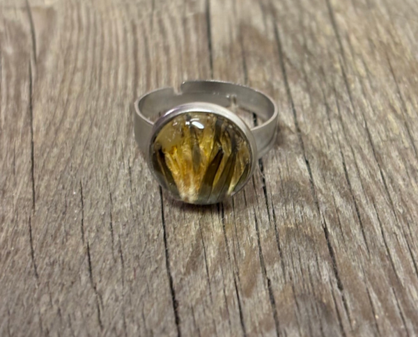 Voikukka ruusunterälehdellä sormus