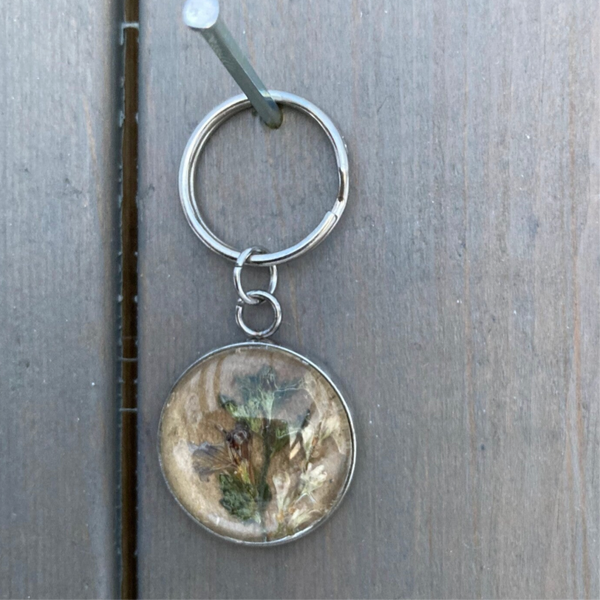 Maahumala ja tatar vaaleanruskea avaimenperä