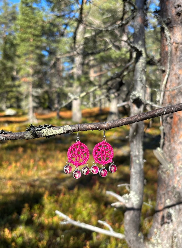 Serafina palleroporonjäkälä ruusunterälehdellä pieni pinkki korvakoru