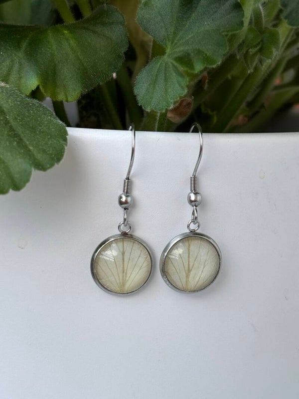 Ruusunterälehti S korvakoru valkoinen