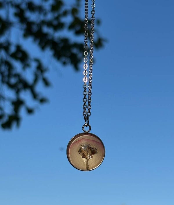 Ketotaskuruoho ruusunterälehdillä kaulakoru