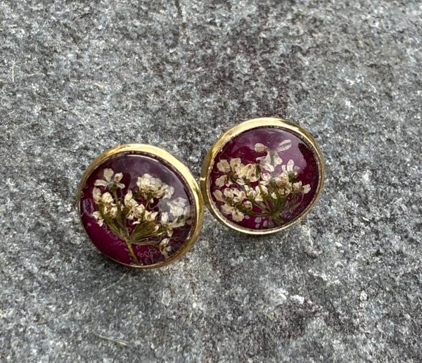 Koiranputki ruusunterälehdellä kullattu nappikorvakoru M viininpunainen