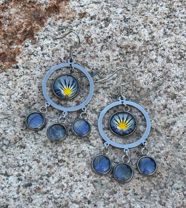 Orvokki neljän kapussin korvakoru