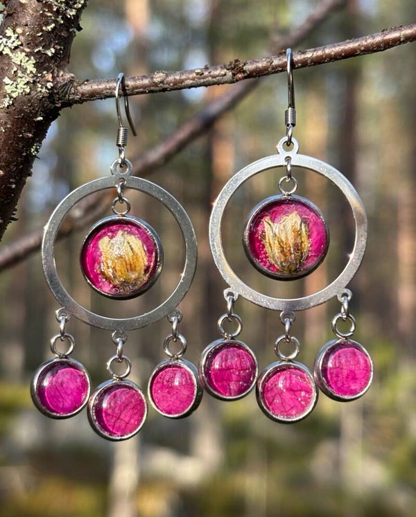 Lapin Puikula ruusunterälehdellä neljän kapussin korvakoru