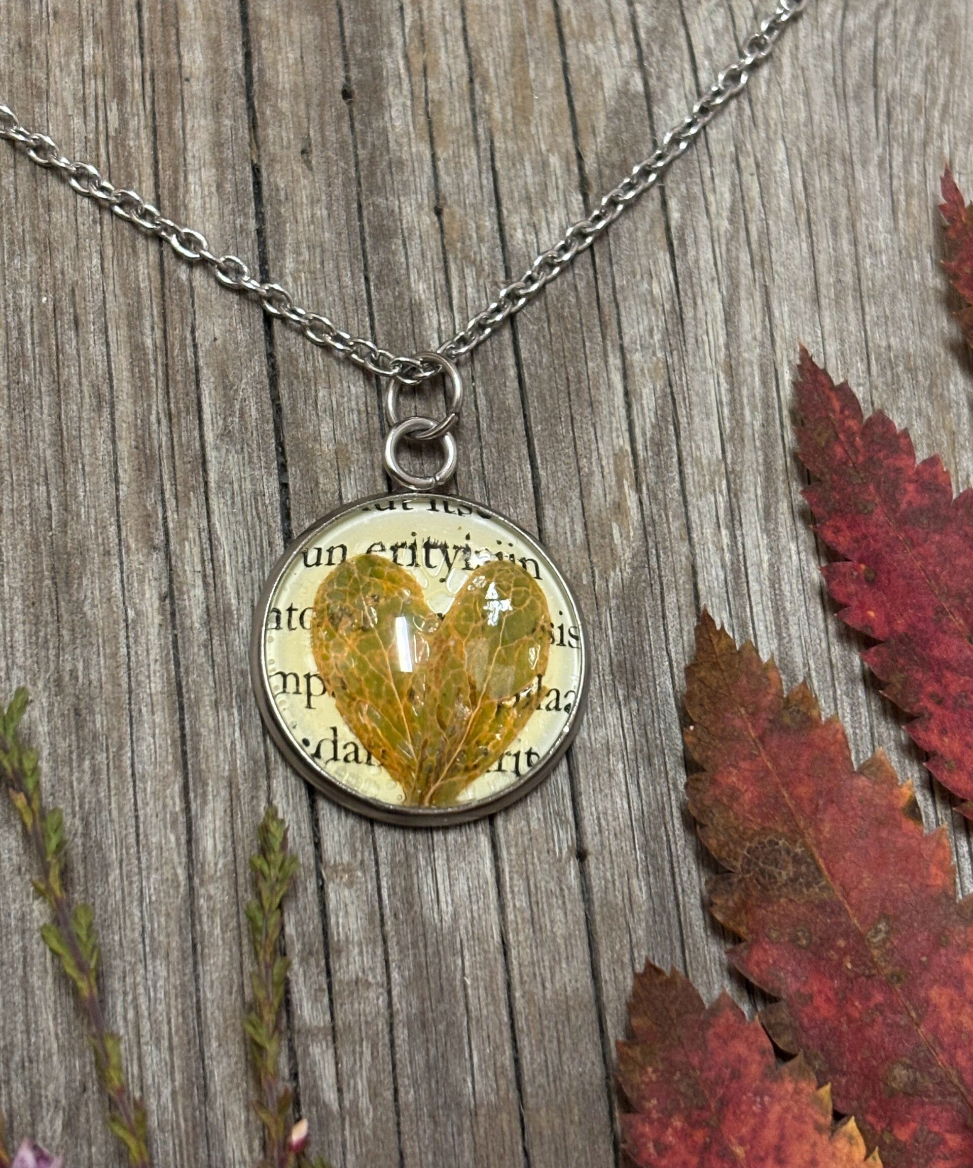 Puolukanlehti kirjansivulla kaulakoru