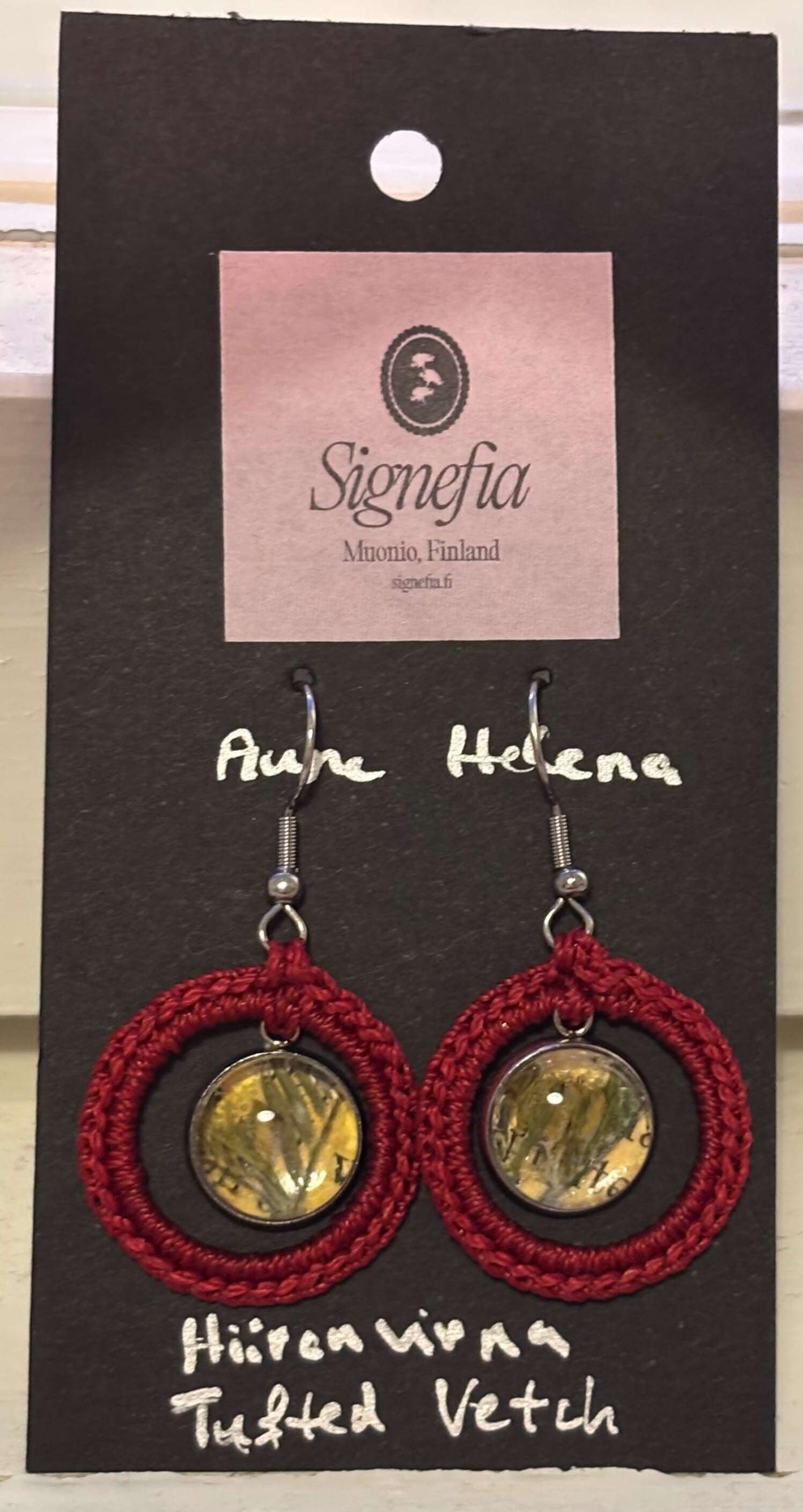 Aune Helena Hiirenvirna kirjanlehdellä punainen