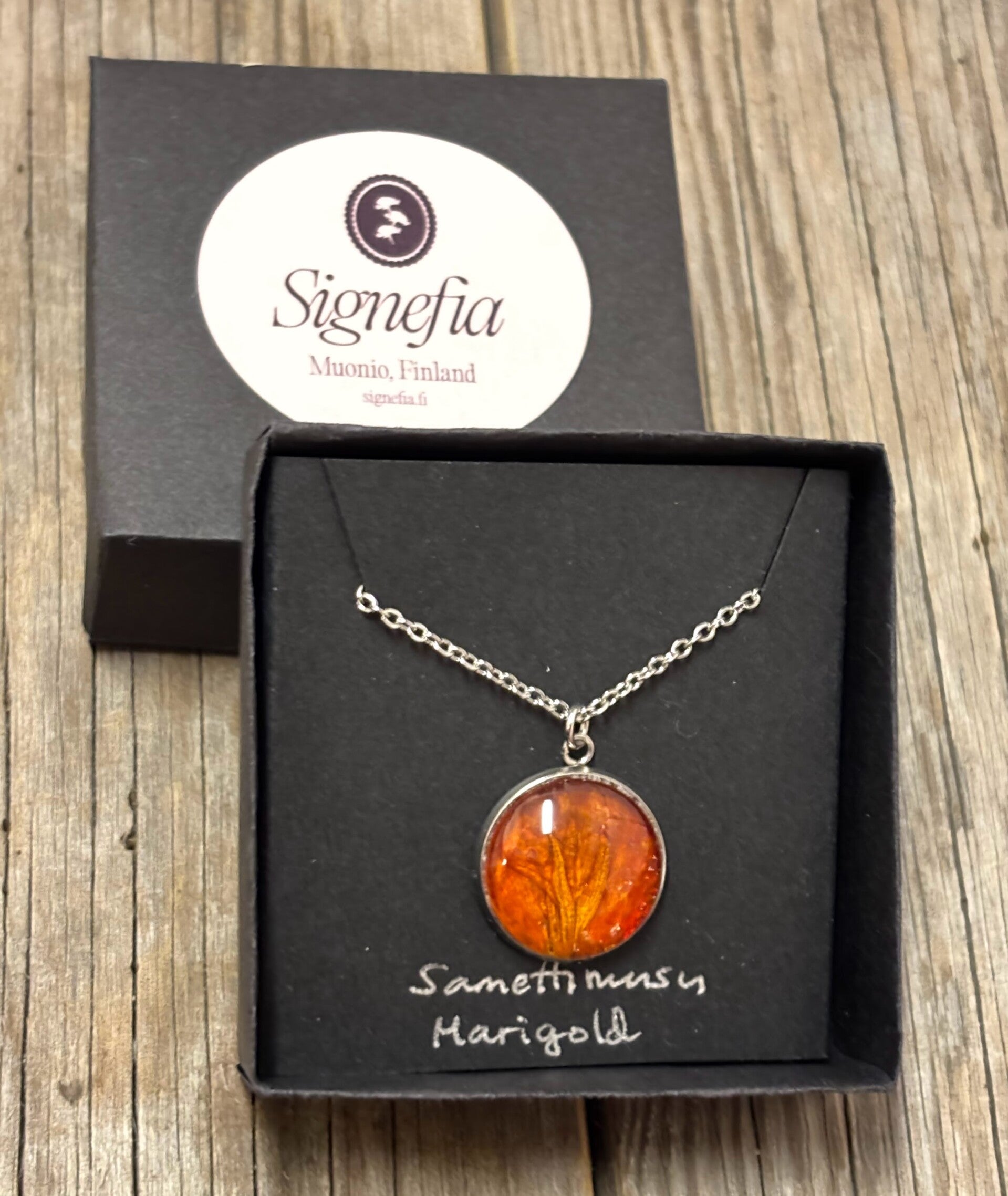 Samettiruusu kaulakoru