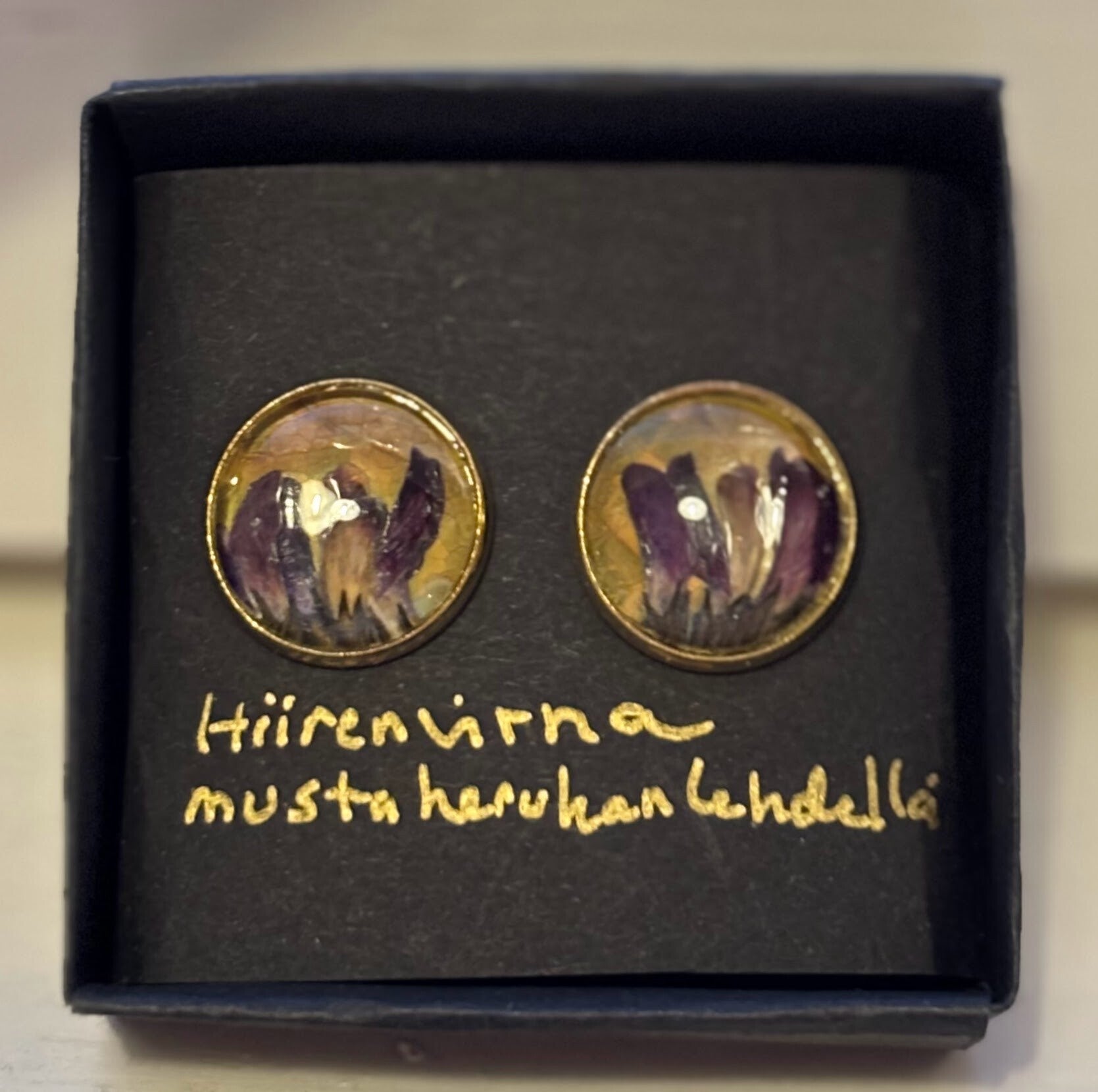 Hiirenvirna mustaherkanlehdellä kullattu L nappikorvakoru