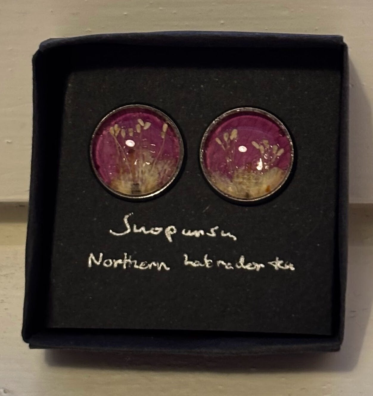 Suopursu ruusunterälehdellä M nappikorvakoru