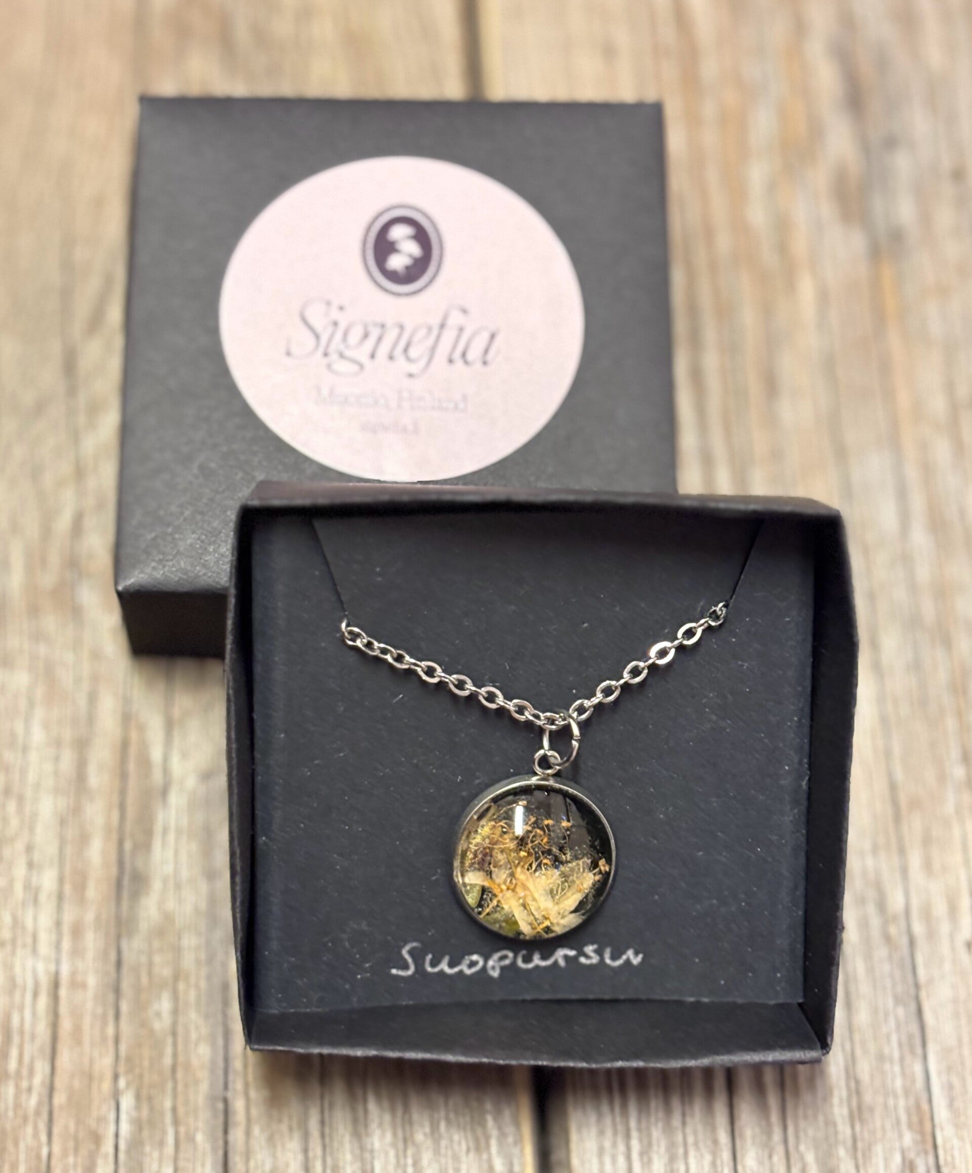 Suopursu musta kaulakoru