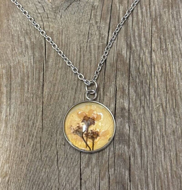 Tuomenkukka ruusunterälehdellä kaulakoru