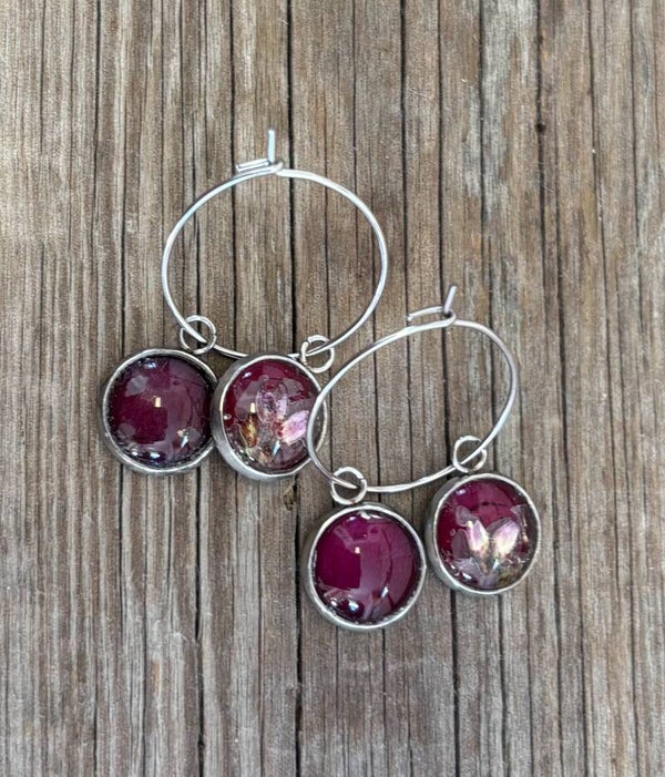 Kanerva ruusunterälehdellä korvarengas