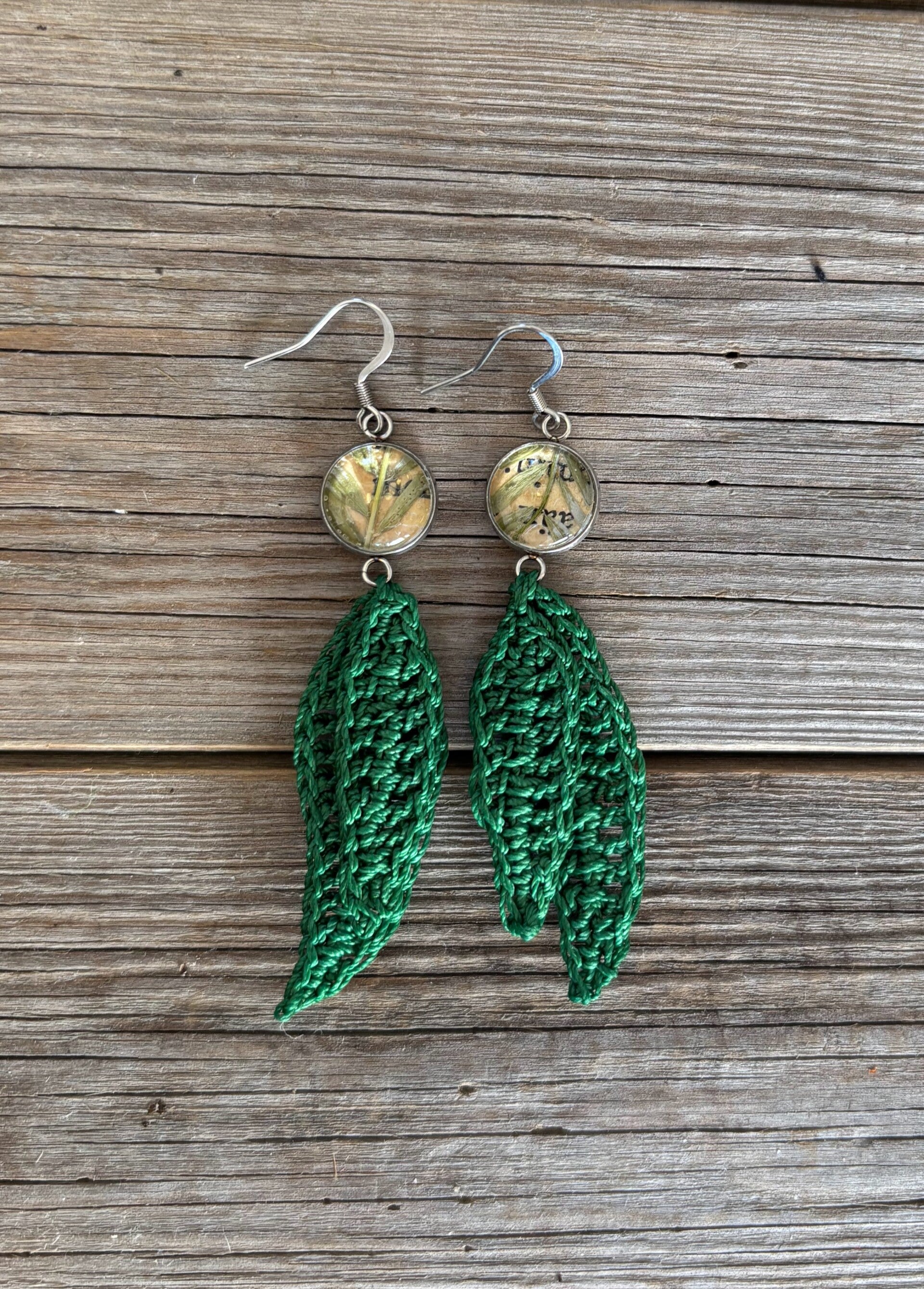 Rauha Helena hiirenvirna tekstisivulla vihreä korvakoru