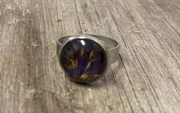 Lapinkastikka ritarinkannuksen terälehdellä sormus