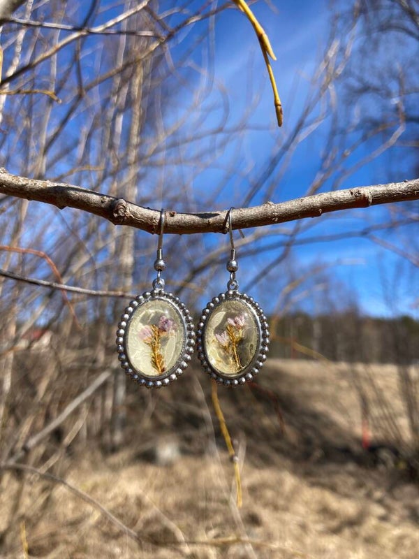 Kanerva ruusunterälehdellä L reunuskorvakoru