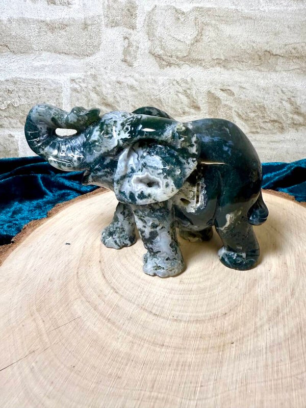 Großer Elefant aus Moosachat mit kleiner Druse