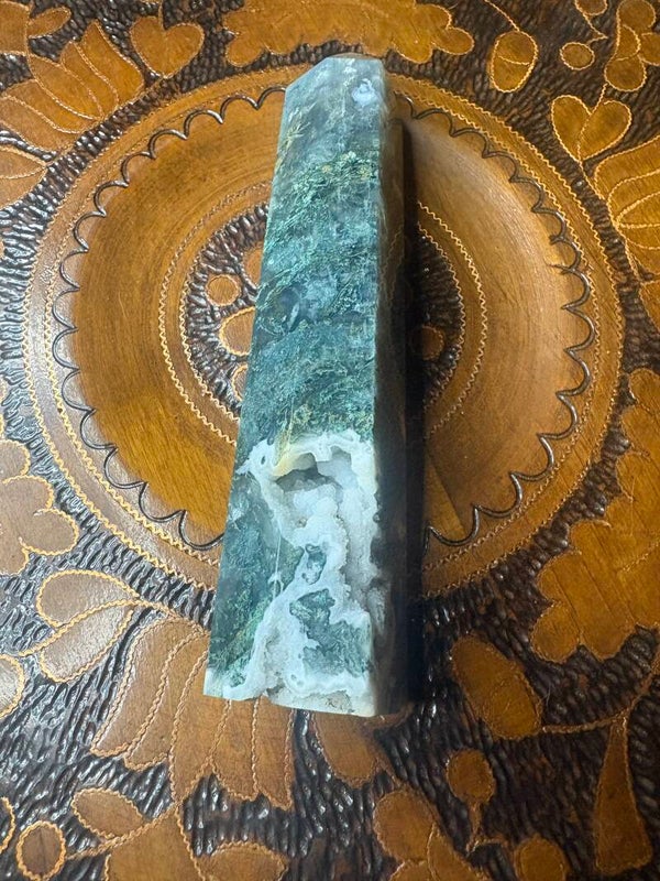 🌿 Groene Mosagaat toren (16 cm | 277 g) – Rust & Groei