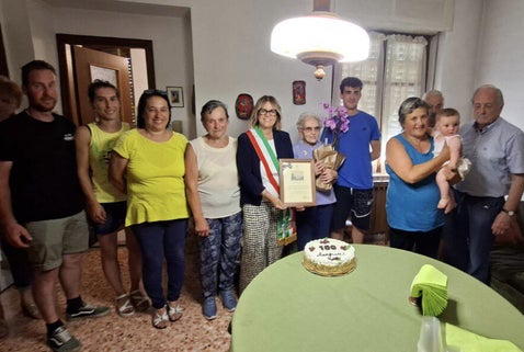 Celebrazione 100 anni Signora Teresa Tricca Cirié con Sindaco Devietti Goggia Vicesindaco Buratto e parenti