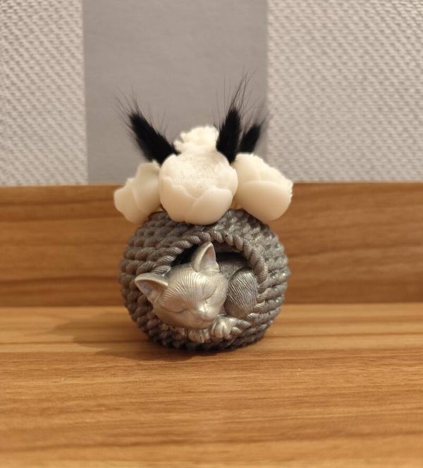 Petit pot décoratif “Chat endormi” et fleurs parfumées à la framboise