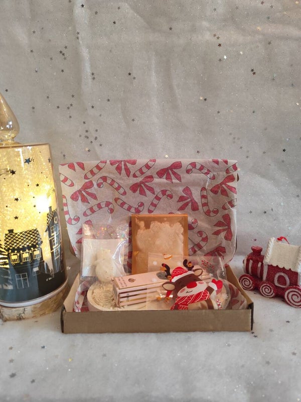 Coffret de Noël – Plateau blanc cassé & couronne de roses pailletée