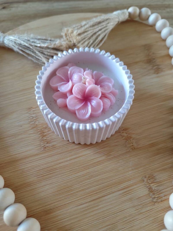 Bougie parfumée Vanille – Fleur de Plumeria & pot en jesmonite fait main