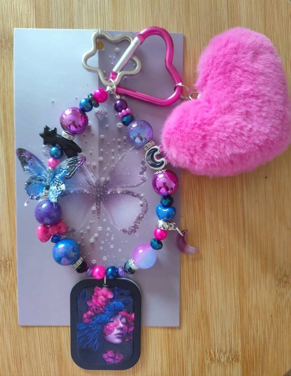 Bijou de Sac Fantaisie Coloré – Pendentif Femme Fleurs Roses & Plumes Bleues