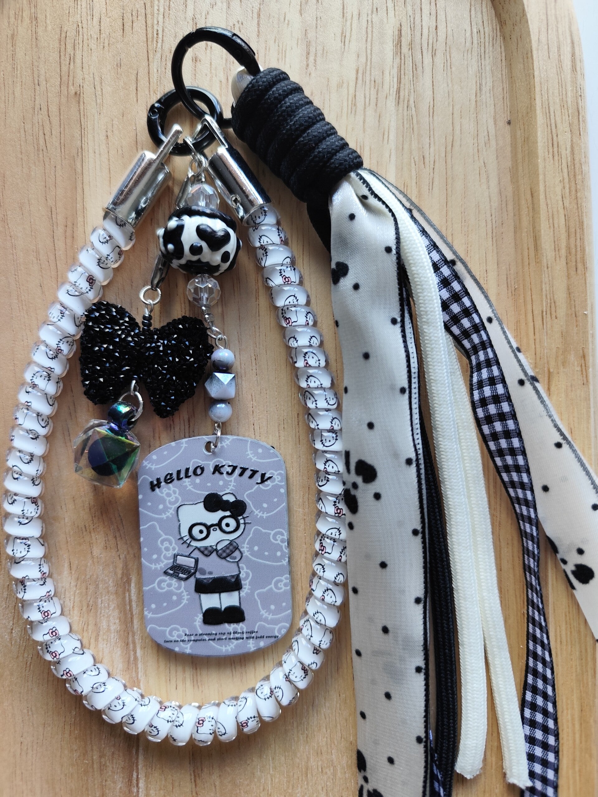 Porte-clés fantaisie noir et blanc – Bijou de sac ou téléphone