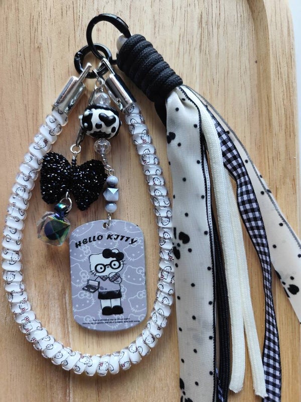 Porte-clés fantaisie noir et blanc – Bijou de sac ou téléphone
