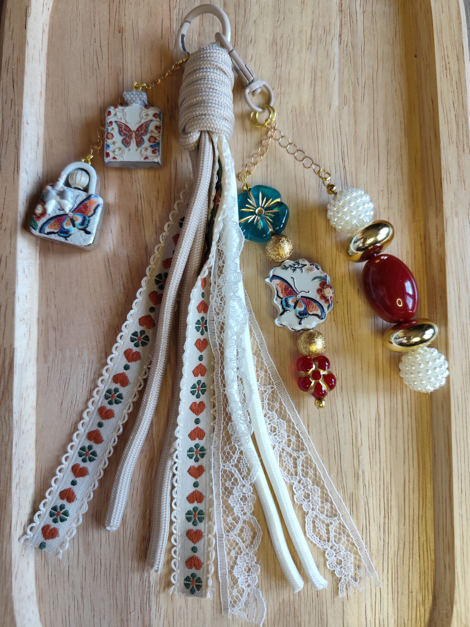 Porte-clés / Bijou de sac fait main – Papillons, perles et dentelle