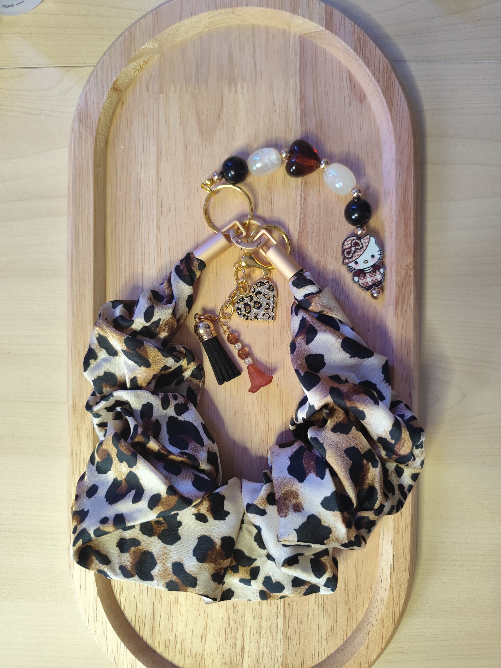Chouchou Bijou de Sac Léopard – Perles & Breloques Dorées