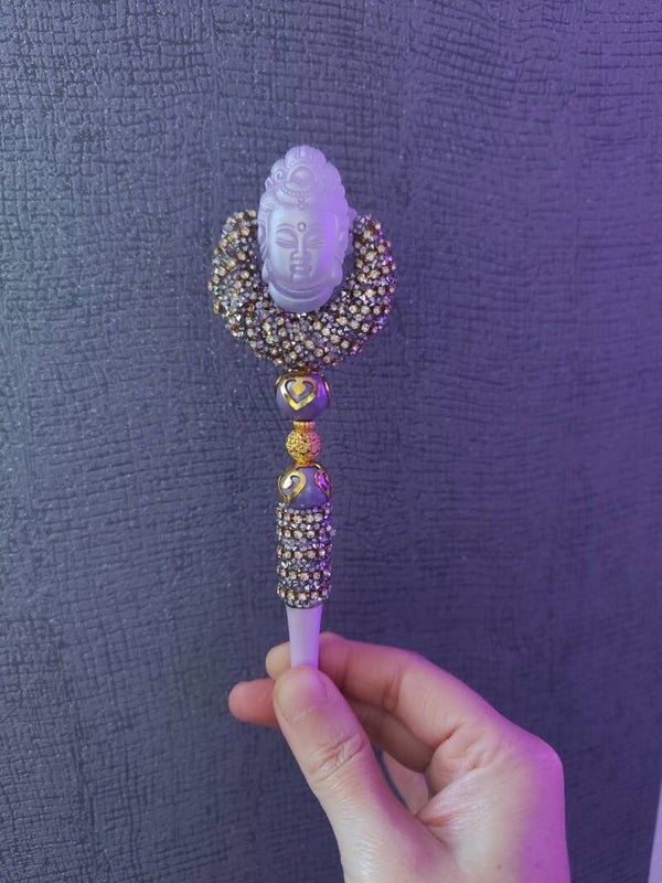 Stylo Bouddha Lilas & Doré – Strass, Perles & Détails Élégants
