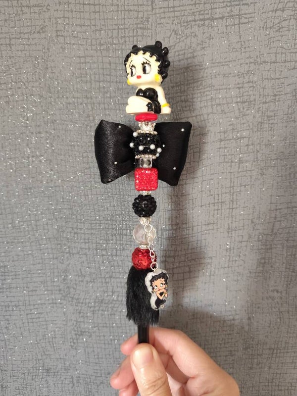 Stylo Betty – Rouge, Noir & Blanc, Perles et Nœud Scintillant