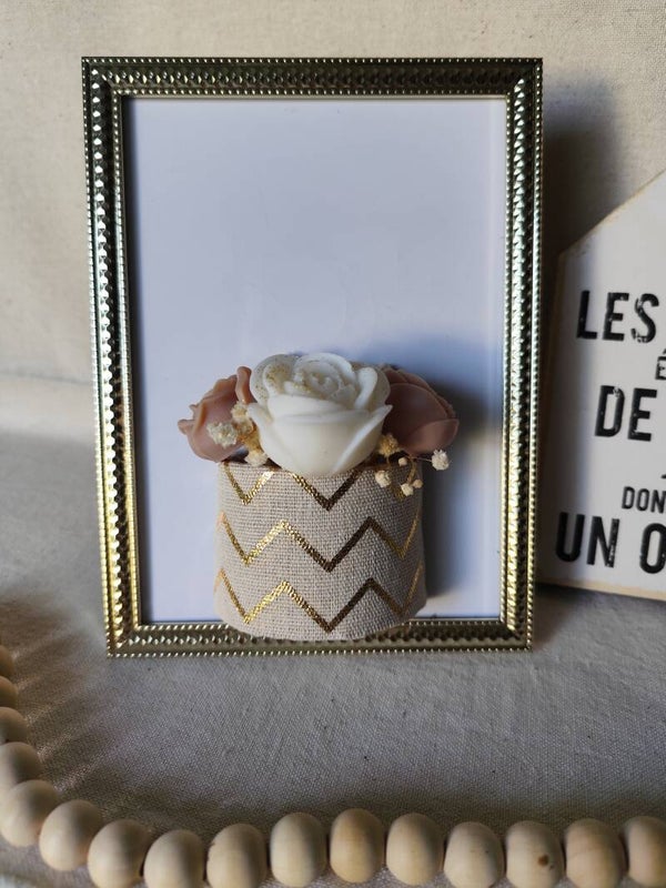 Cadre Parfumé – Vase Doré & Fleurs Fondants "Amore Mio"