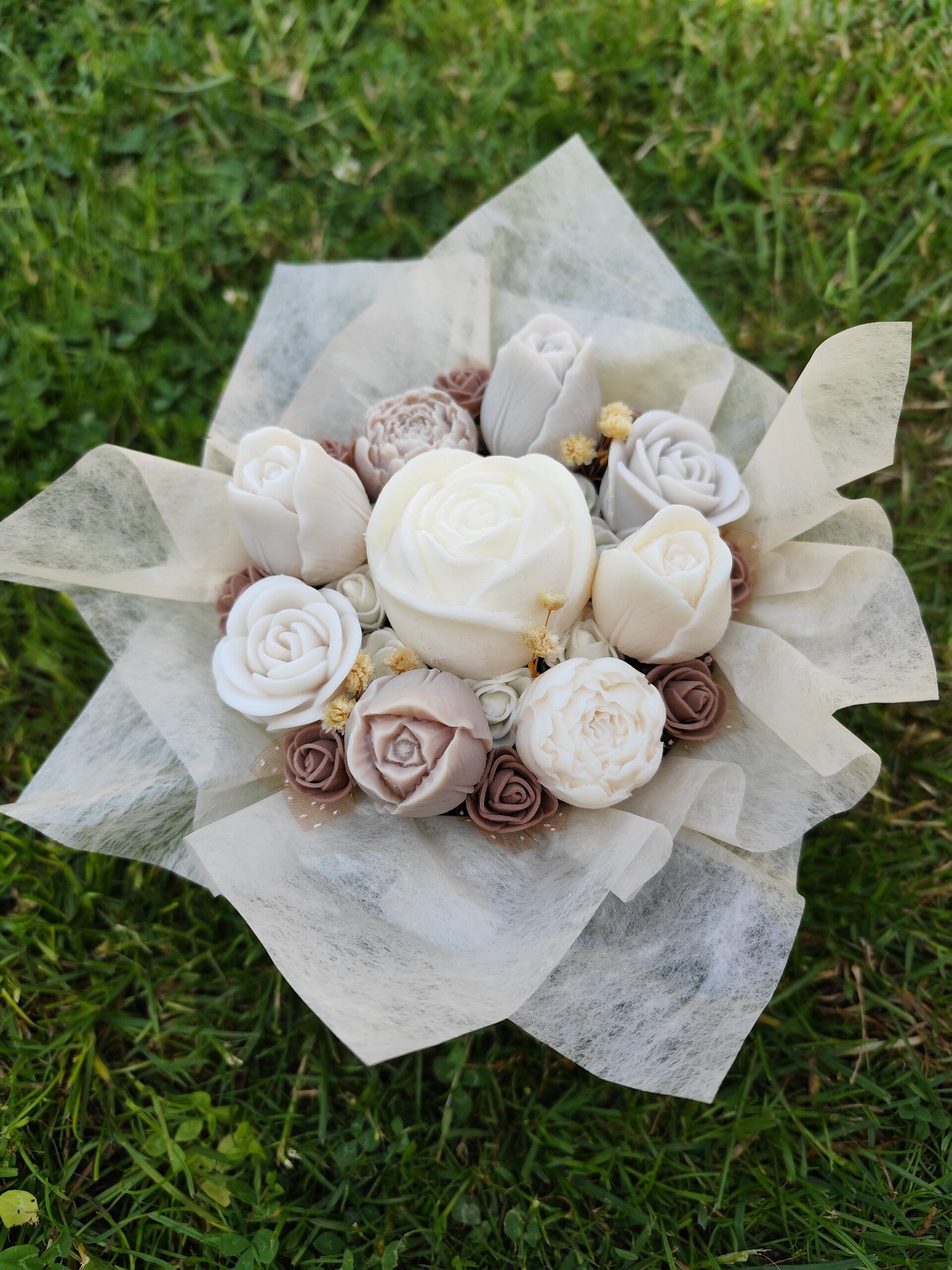 Bouquet floral de fondants parfumés – Azalée du Japon – Blanc & Taupe – 270g