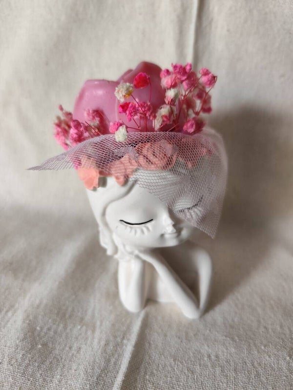 Petite Statue en Pot – Couronne Fleurie & Rose Fondant Banane