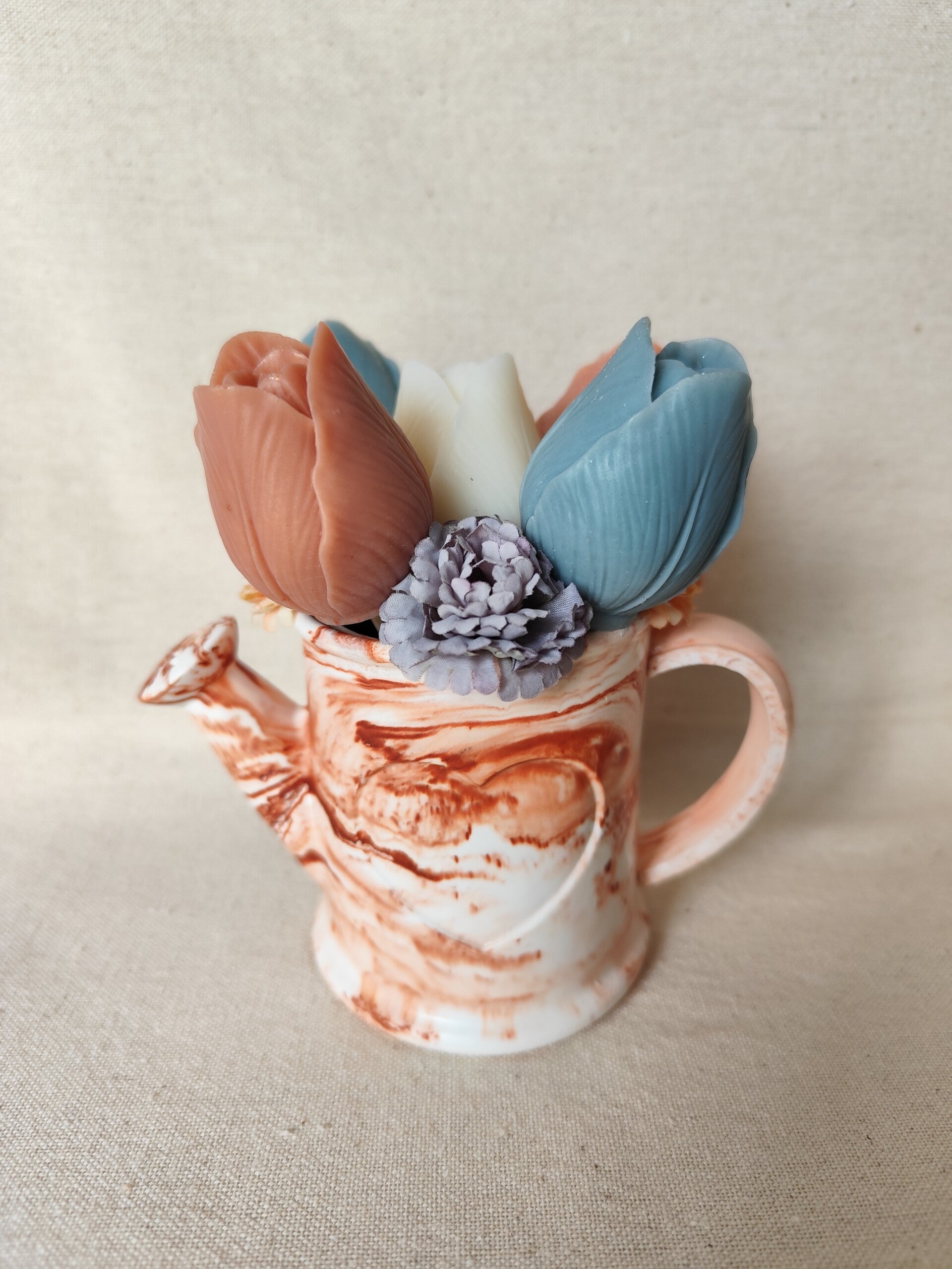 Arrosoir décoratif en jesmonite marbré blanc et terracotta avec tulipes fondantes parfumées – Invictus