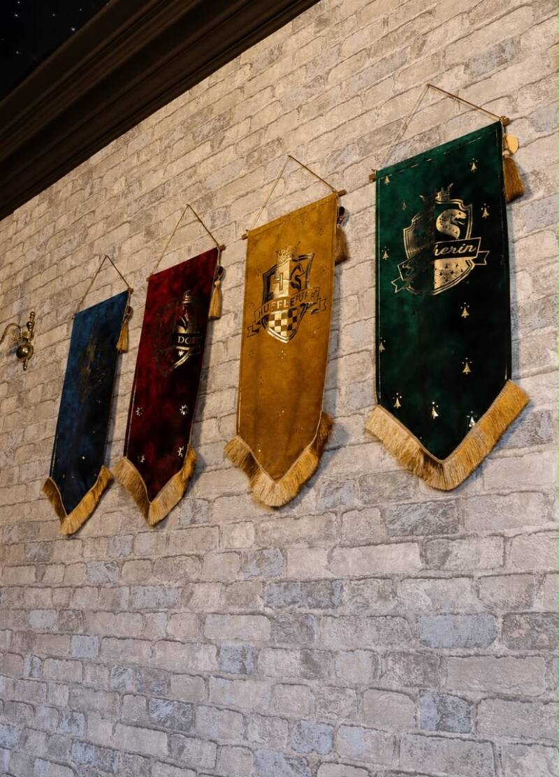 Bannières des quatre maisons de sorciers, décoration thématique dans l'appartement insolite au Mans